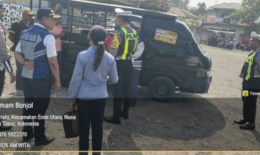 Pastikan-Keselamatan-Pengemudi-dan-Penumpang,-Satlantas-Polres-Ende-Bersama-Dishub-Laksanakan-Kegiatan-Rump-Cek-Kendaraan-di-Terminal-Ndao