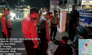 Cegah-Potensi-Gangguan-Kamtibmas,-Personel-Patroli-Satsamapta-Polres-Ende-bubarkan-Remaja-Nongkrong-Larut-Malam