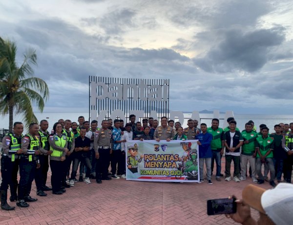Polantas Menyapa, Satlantas Polres Ende Rangkul Ojol dan Opal di Pantai Kota Raja