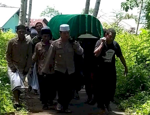 Polri Untuk Masyarakat, Kapolsek Pulau Ende Hadiri Pemakaman Warga