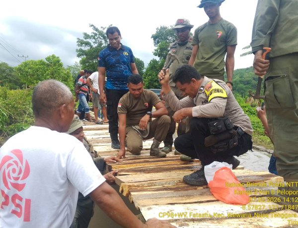 Polri Untuk Masyarakat, Personel Brimob dan Polsek Wewaria Bangun Jembatan Darurat Bagi Warga Desa Fataatu