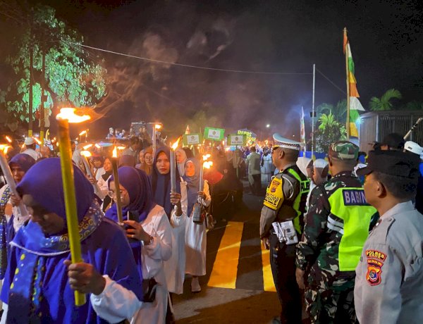 Gabungan Personel Polres Ende Amankan Jalanya Pawai Obor dalam Rangka Menyambut Bulan Suci Ramadhan 1447 H