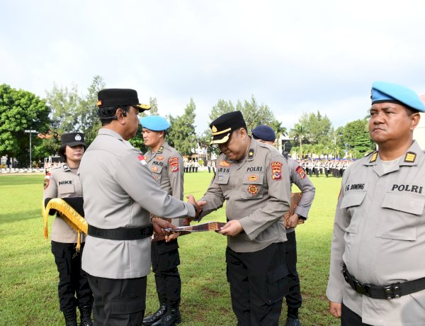 Apresiasi Tinggi Pimpinan: Wakapolda Serahkan Penghargaan Kapolda NTT kepada 32 Personel yang Ukir Prestasi dan Dedikasi