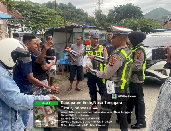 Sapa Warga di Jalan, Satlantas Polres Ende Bagikan 100 Paket Takjil untuk Ojek dan Pejalan Kaki