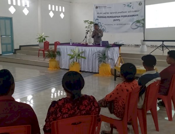 Cegah Kekerasan dalam Rumah Tangga, Sat Binmas Polres Ende Beri Edukasi Calon Pengantin di Aula Gereja