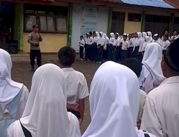 Tumbuhkan Kesadaran Hukum Sejak Dini, Polsek Pulau Ende Laksanakan Police Goes to School