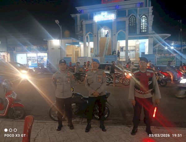 Pastikan Ibadah Warga Khusyuk, Kasi Propam Polres Ende Cek Personel yang Laksanakan Pengamanan Ibadah Sholat Tarawih