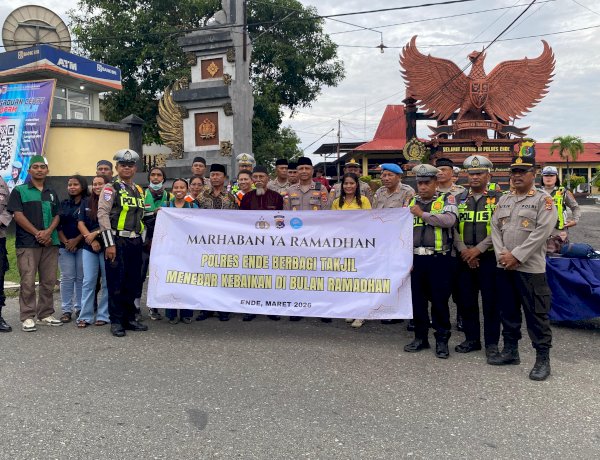 Tabur Kebaikan di Bulan Suci Ramadhan, Polres Ende Gandeng Tokoh Agama, Mahasiswa dan Ojol Bagikan Takjil