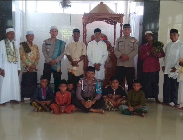Polsek Pulau Ende Gelar Jum’at Berkah dan Jum'at Curhat di Masjid Nurul Iman Ekoreko