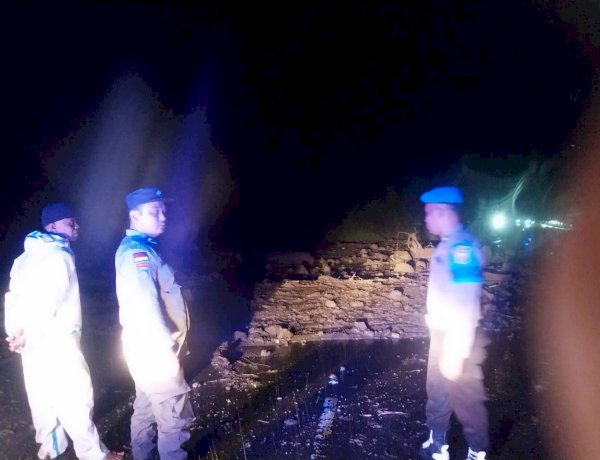 Hujan Deras Guyur Wilayah Detusoko, Personel Polres Ende Sigap Cepat Tangani Bencana Longsor di Desa Roa