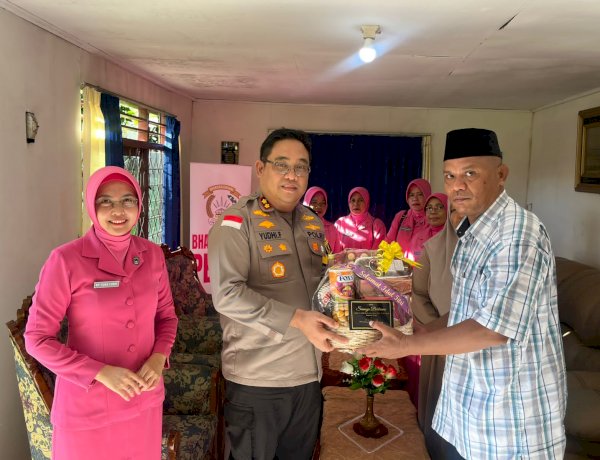 Wujud Kepedulian Pimpinan, Kapolres Ende Sambangi Personel yang Sedang Sakit