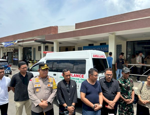 Polres Ende Kawal Kedatangan Jenazah Nakes Korban Pembunuhan di Papua hingga ke Rumah Duka