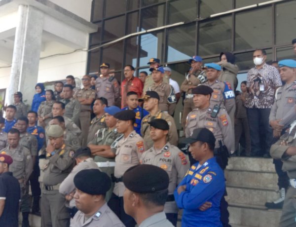 Personel Polres Ende Kawal Aksi Damai dari Gabungan Aktivis PMKRI, IMM dan Warga