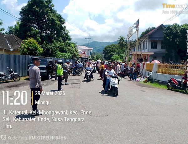 Kawal Pekan Suci, Personel Polres Ende Tebar Rasa Aman di Perayaan Minggu Palma
