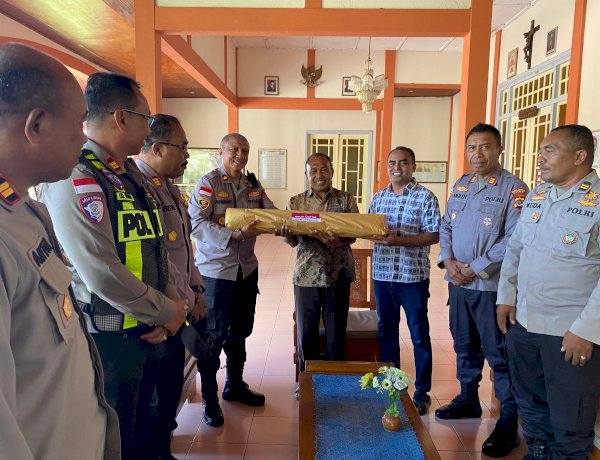 Terangi Sukacita Paskah 2026, Polres Ende Distribusikan Lilin Paskah ke Delapan Paroki