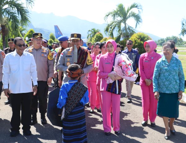 Kapolda NTT Disambut Tarian Wanda Pala Saat Kunjungan Kerja di Kabupaten Ende
