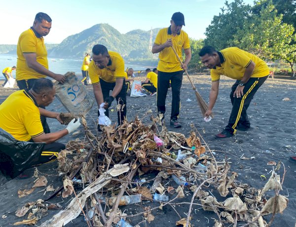 Sinergi dan Aksi Nyata, Polres Ende Bersihkan Pantai Kota Raja Jadi Lebih Asri