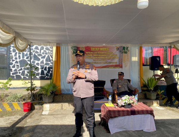 Kunjungan Kerja di Polsek Detusoko, Kapolres Ende Ajak Personel untuk Melayani Masyarakat dengan Hati seperti Pelayanan di Bank