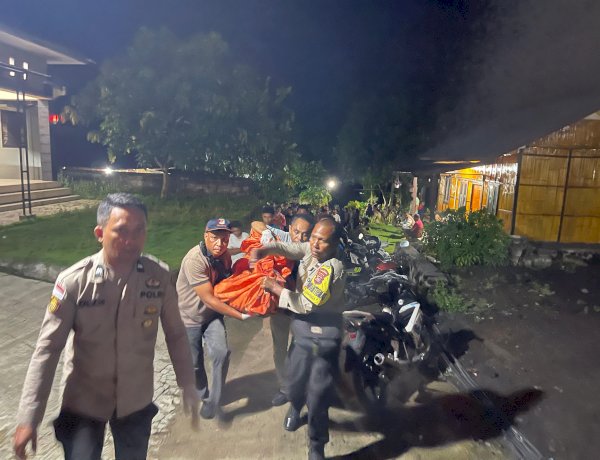 Personel Polres Ende Polda NTT Evakuasi Jasad Balita 1,8 Tahun Korban Kebakaran Rumah di Kelurahan Kota Ratu