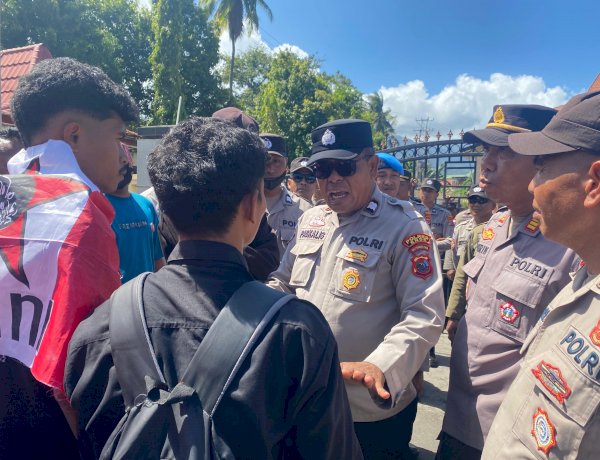 Aksi Damai dari GMNI di Kantor Pemda, Personel Polres Ende Kawal dan Jaga dengan Pendekatan Humanis Sesuai SOP