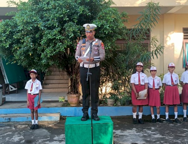 Tanamkan Etika Digital Sejak Dini, Kasat Lantas Polres Ende Polda NTT Sambangi SDK St.Theresia Ende 3