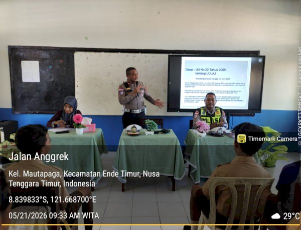 Tanamkan Disiplin Sejak Dini, Satlantas Polres Ende Gelar Police Go to School di SMP Kelimutu