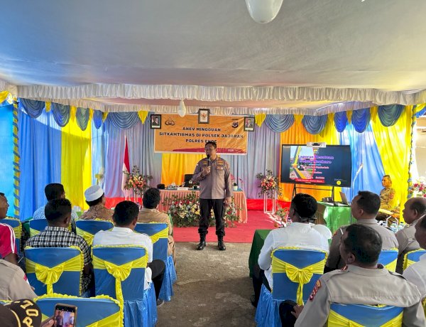 Sambangi Polsek Maukaro, Kapolres Ende Gandeng Tokoh Adat untuk Jaga Kamtibmas Bersama Serta Berikan Bansos untuk Warga