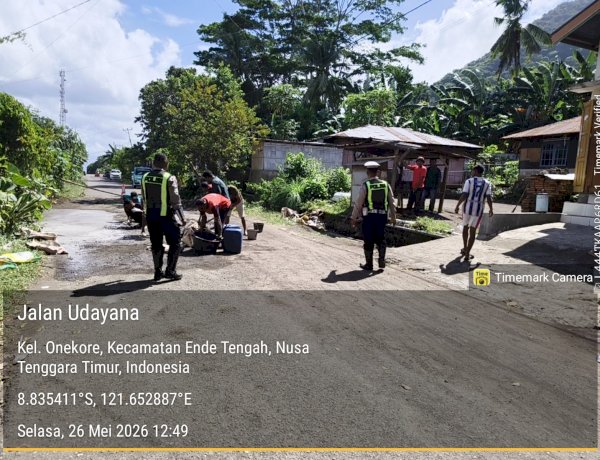 Kapolres Ende dan Jajaran Kolaborasi dengan Warga Tambal Jalan Berlubang