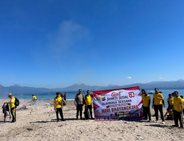 Bersih Lingkungan dan Rumah Ibadah Jelang Hari Bhayangkara ke-80, Kapolres Ende Pimpin Aksi  Sosial hingga Olahraga Bersama di Pulau Ende