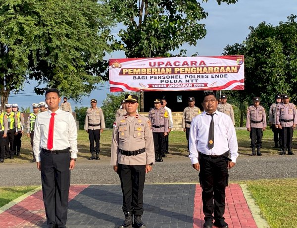 Apresiasi Prestasi, Kapolres Ende Polda NTT Beri Penghargaan untuk Personel yang Berhasil Ungkap Kasus Korupsi hingga Curanmor