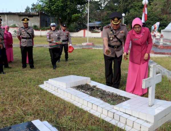 Mengenang Jasa Para Pahlawan Polri, Polres Ende Polda NTT Gelar Ziara Makam dan Tabur Bunga di Laut