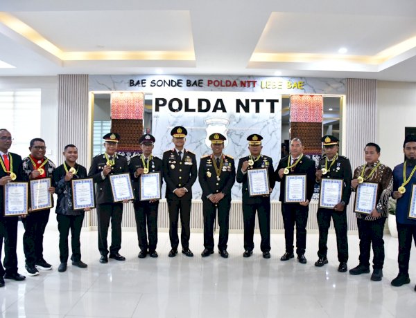 Kapolda NTT Berikan Penghargaan kepada Personel dan Tokoh Berprestasi, Wujudkan Apresiasi atas Dedikasi bagi Intitusi dan Masyarakat