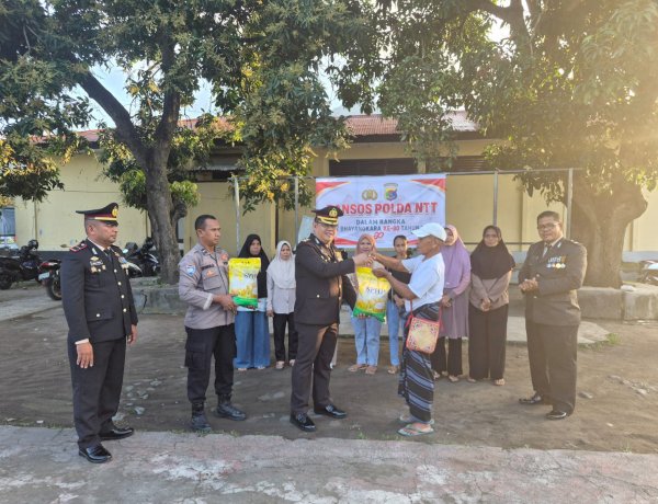 HUT Bhayangkara ke-80, Polres Ende Polda NTT Salurkan Puluhan Paket Bansos untuk Warga