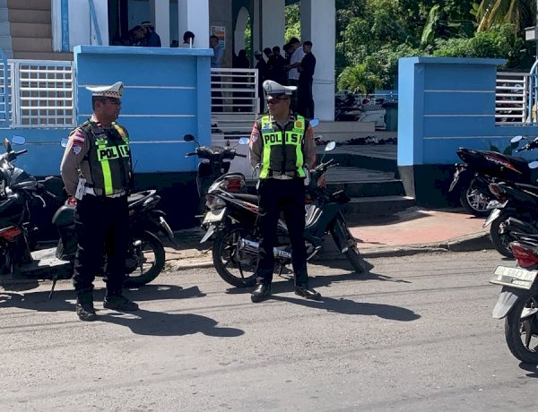 Beri Rasa Aman di Tempat Ibadah, Satlantas Polres Ende Intensifkan Pengaturan Lalu Lintas