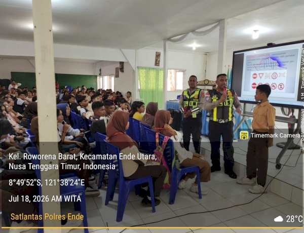 Tanamkan Disiplin Sejak Dini, Satlantas Polres Ende Gelar Police Goes to School di SMAN 2 Ende