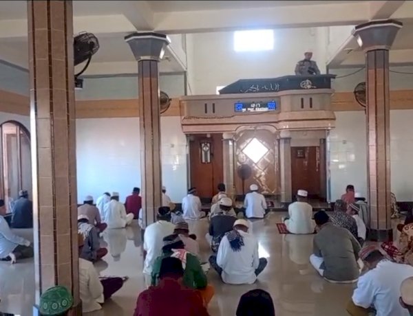 Kapolsek Ende Jadi Khatib dan Imam Sholat Jumat, Ajak Jamaah Tingkatkan Iman dan Jauhi Perbuatan Maksiat