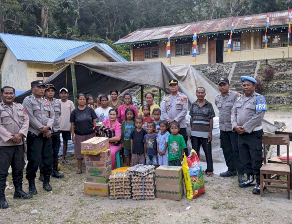 Gandeng Warga dan Pelaku Usaha, Polsek Wolowaru Salurkan Bantuan Sembako untuk Pengungsi Bencana Gempa di Desa Niramesi