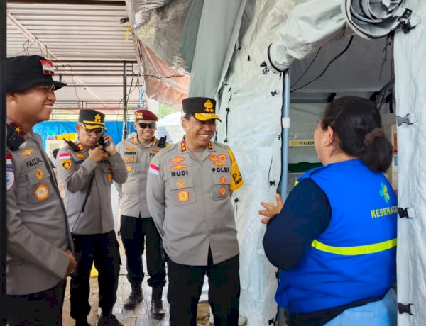 Di Tengah Gempa, Lahir Gempita: Kapolda NTT Sambangi Bayi yang Lahir Saat Bencana di RSUD Aeramo