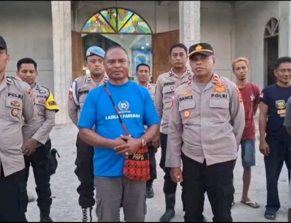 Personel Polsek Wewaria Gotong Royong Bersihkan Puing Runtuhan Gereja Paroki Emanuel Welamosa
