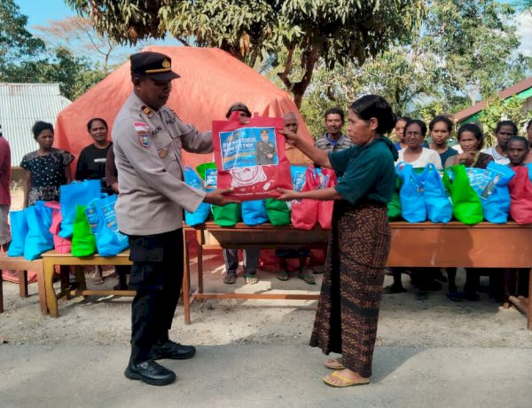 Wujud Kepedulian Polri, Polres Ende Salurkan Bansos untuk Warga Terdampak Gempa di Pulau Ende dan Nangapanda