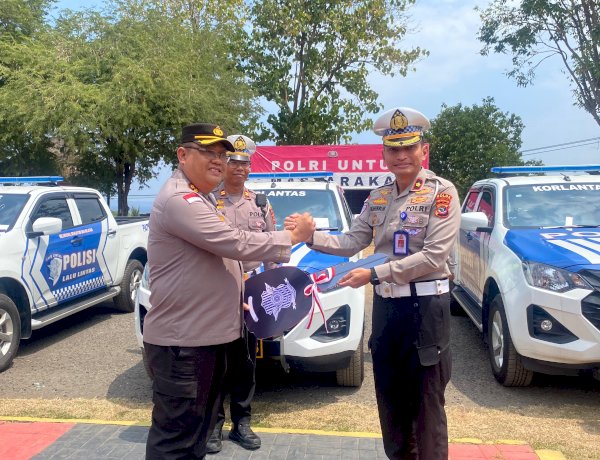 Ditlantas Polda NTT Serahkan Mobil Double Cabin untuk 7 Polres Terdampak Bencana
