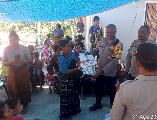 Menembus Jalur Terisolir, Polres Ende Polda NTT Salurkan Bantuan Sosial untuk Korban Gempa di Desa Ngguwa
