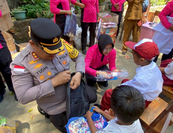 Kapolres Ende Bersama Ketua Bhayangkari Serahkan Bantuan Perlengkapan Sekolah dari PP Bhayangkari untuk Siswa SD Inpres Roworena 2