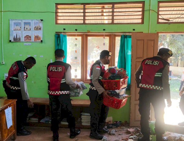 Aksi Peduli Sat Samapta Polres Ende Bersihkan Reruntuhan dan Dirikan Tenda Kelas Darurat TK Sare Orha
