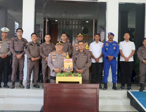 Mempererat Sinergitas Penegakan Hukum, Polres Ende Beri Kejutan Tumpeng pada Hari Lahir Kejaksaan RI ke-81