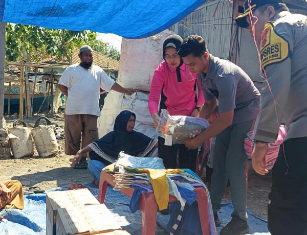 Bentuk Perhatian kepada Warga Terdampak Gempa, Kapolres Ende Bersama Bhayangkari Salurkan Bantuan Utama untuk Warga di Paupanda Ende