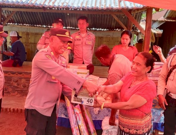 Peduli Korban Gempa Flores, Polres Ende Polda NTT Menembus Akses Demi Antar Bansos Ibu Ketua Umum Bhayangkari ke Detukeli
