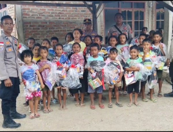 Ukir Senyum Anak Anak, Kapolres TTU Salurkan Bantuan Tas dan Alat Tulis Sekolah Melalui Kapolsek Wewaria