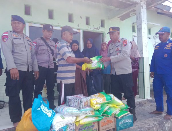 Bantu Warga Terdampak Gempa Terus Mengalir, Polres Ende Polda NTT Salurkan Puluhan Paket Sembako di Pulau Ende