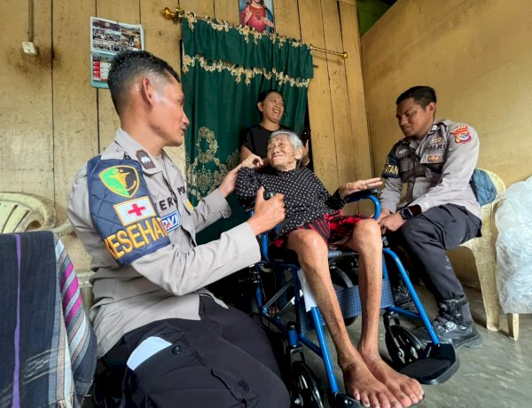 Wujud Kepedulian Polri, Divhumas Polri Salurkan Bantuan Kemanusiaan Bagi Warga Terdampak Gempa di Manggarai